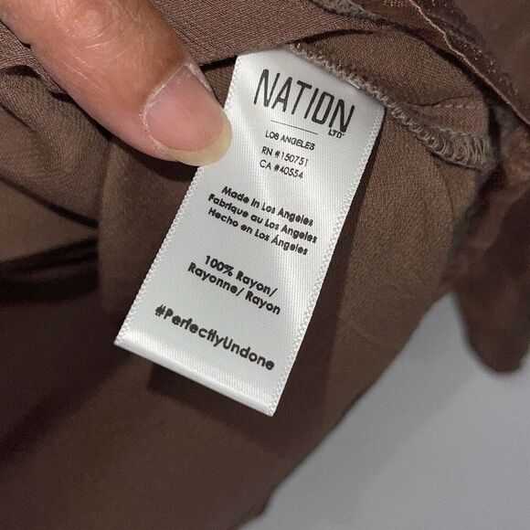 Nation LTD Womens Satin Short Sleeve Collared V-Neck Crop Top Brown Small - Picture 4 of 6